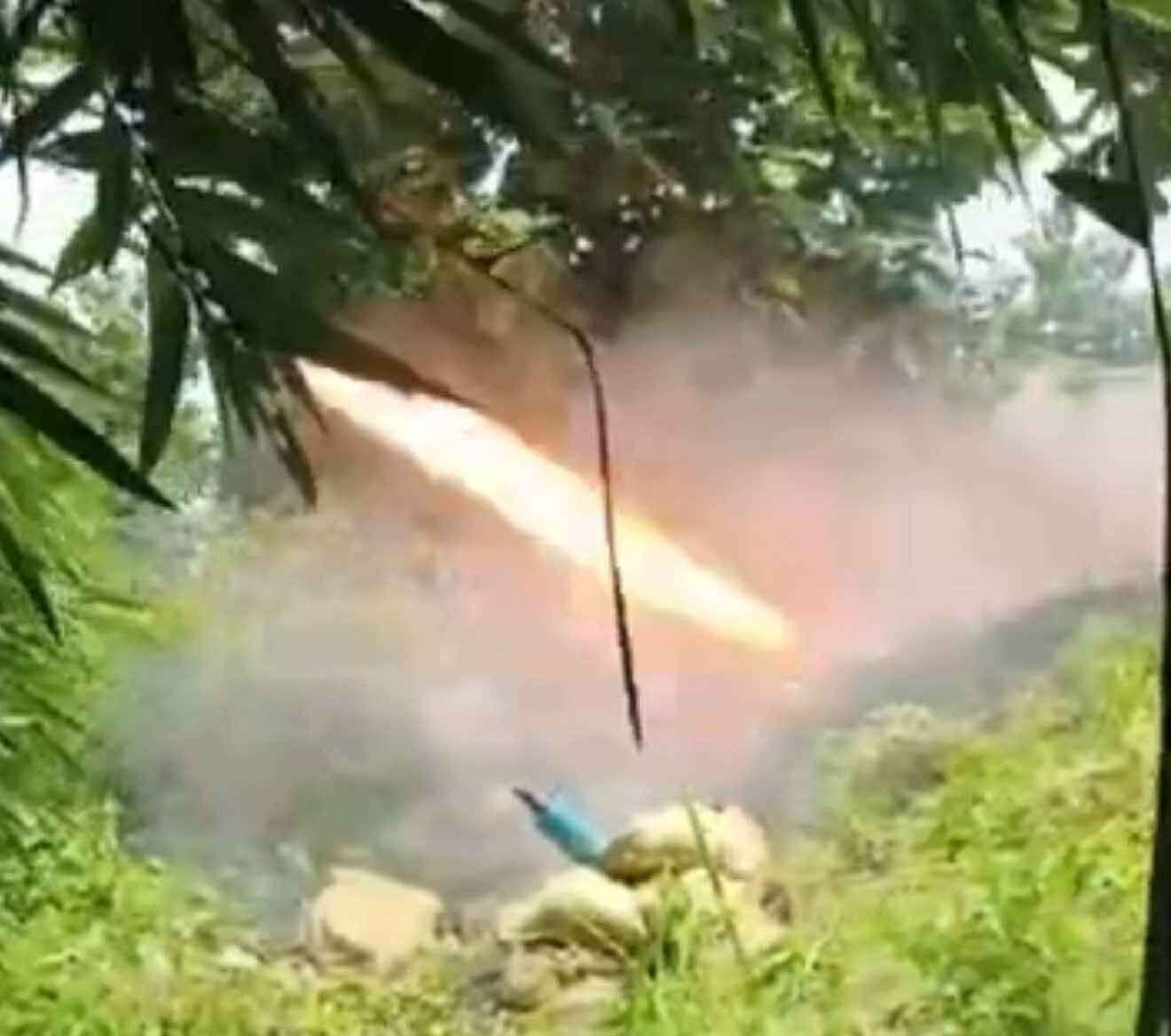 တောင်ငူမြို့အခြေစိုက် တောင်ပိုင်းတိုင်းစစ်ဌာနချုပ် -တပခကို ရှော့တိုက်ဒုံးများဖြင့် တိုက်ခိုက်မှု အရာရှိ ၂ ဦးအပါအဝင် စစ်သား ၆ ဦးသေဆုံး၊ အရာရှိနေအိမ်နှင့်လူပျိုဆောင်ဘားတိုက်မီးလောင် ပျက်စီး (ရုပ်သံ)