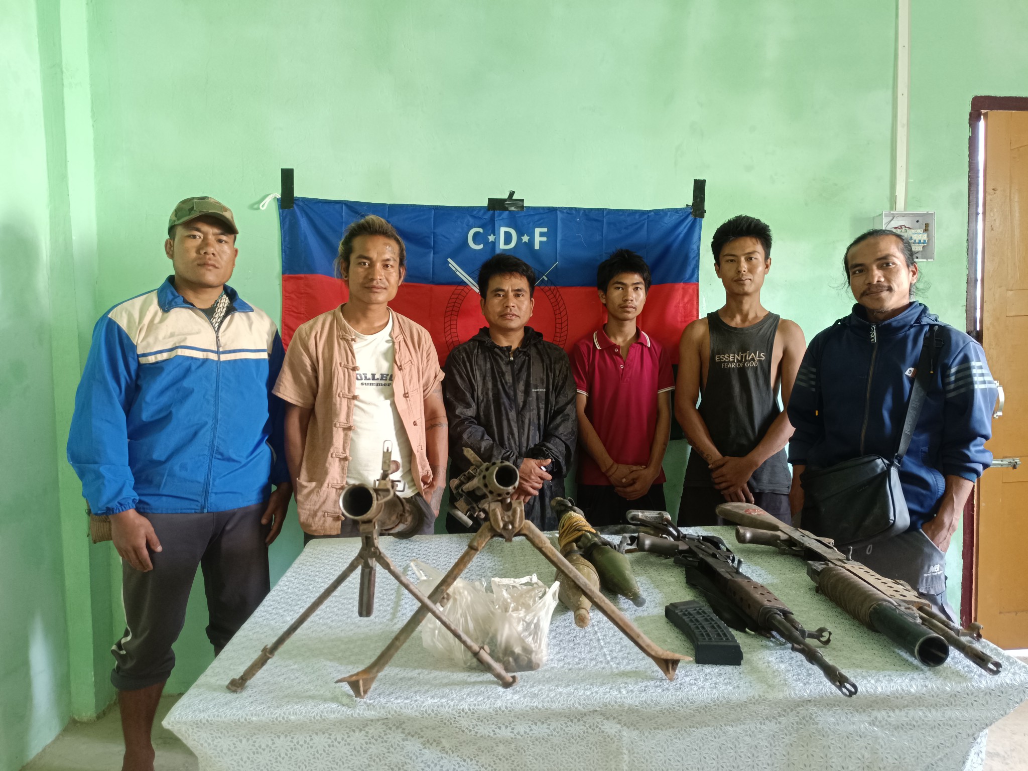 မင်းတပ်မြို့သိမ်းတိုက်ပွဲမှ ထွက်ပြေးသွားသော စစ်သားများက မြေဖို့ဝှက်ထားခဲ့သည့် လက်နက်များ ကို တာဝန်သိပြည်သူများက CDF – Mindat ထံ လာရောက် အပ်နှံ