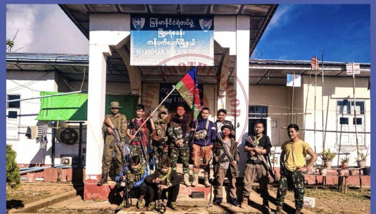 ကန်ပက်လက်မြို့နယ်ကို ဦးတည်လာသည့် တင့်ကား ၂ စီး၊ စစ်ကား ၁၃၆ စီးပါ စစ်ကြောင်းကို တိုက် ခိုက်ချေမှုန်းနိုင်ရန် လမ်းပိုင်းများ ယာယီပိတ်