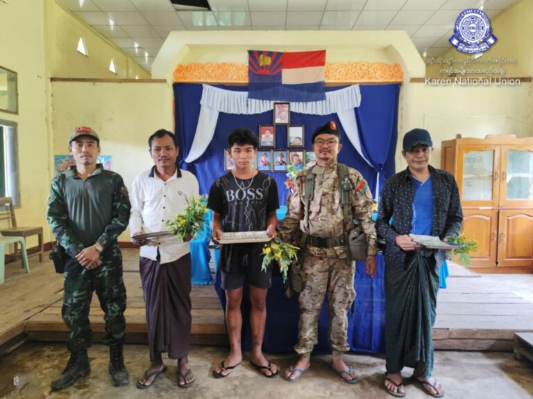 သရက်ချောင်းမြို့နယ်၊ ခလရ ၄၀၃ တပ်ရင်းမှ စစ်ကောင်စီတပ်သား ၂ ဦး လက်နက်ခဲယမ်းများနှင့် အတူ အလင်းဝင်၊ ငွေကျပ် သိန်း ၄၀ စီဆုချီးမြှင့်