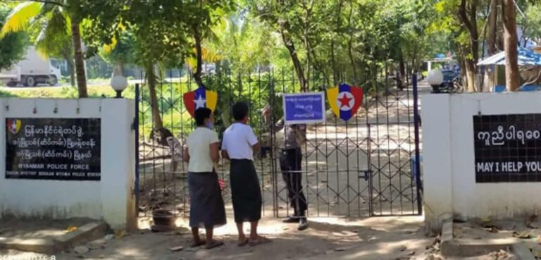 ဒဂုံဆိပ်ကမ်းမြို့မရဲစခန်းကို လက်ပစ်ဗုံး ၂ လုံးဖြင့် ပစ်ခတ်ဖောက်ခွဲ တိုက်ခိုက်မှု ဂိတ်စောင့် ရဲ ၂ ဦး အပြင်းအထန် ဒဏ်ရာရ