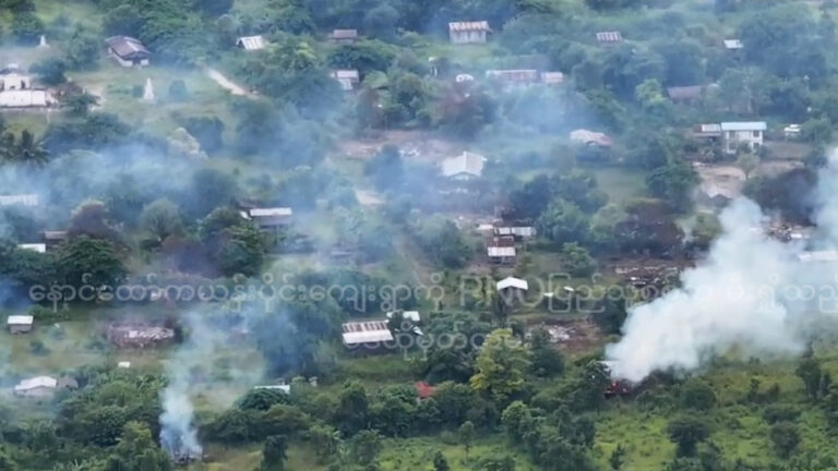 ဆီဆိုင်မြို့နယ်၊ နောင်ထော်ကယန်းပိုင်းကျေးရွာကို အကြမ်းဖက်စစ်တပ်လက်အောက်ခံ ခရိုနီ နေ ဝင်းထွန်း ဦးဆောင်သည့် PNO ပြည်သူ့စစ်များက မီးရှို့မှုကြောင့် နေအိမ် ၁၀၀ ကျော် မီးလောင်ပြာ ကျ (ရုပ်သံ)