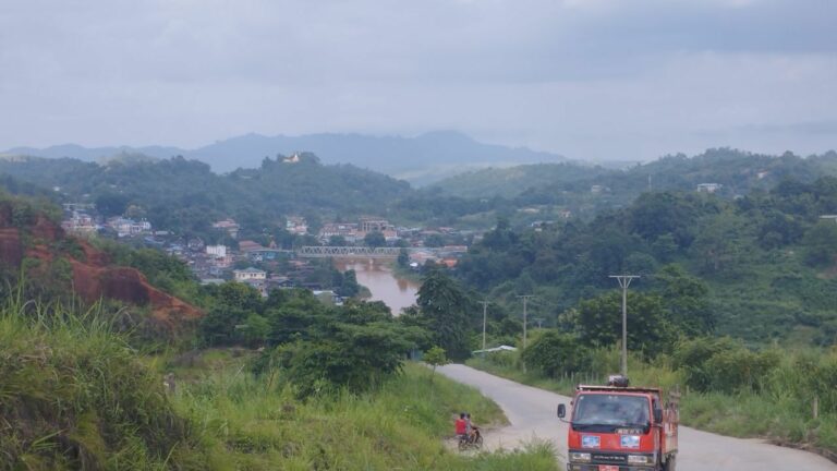 ဖားကန့်မြို့တွင် နေ့စဉ်တိုက်ပွဲပြင်းထန်နေပြီး အထိနာသော စစ်တပ်က ဖားကန့်မြို့ ဆုတောင်းကို စစ်တပ်က လက်နက်ကြီးဖြင့် ပစ်ခတ်ခဲ့ရာ အမျိုးသမီး ၁ ဦး ထိမှန် သေဆုံးပြီး ကလေးငယ် ၅ ဦး ဒဏ်ရာရ