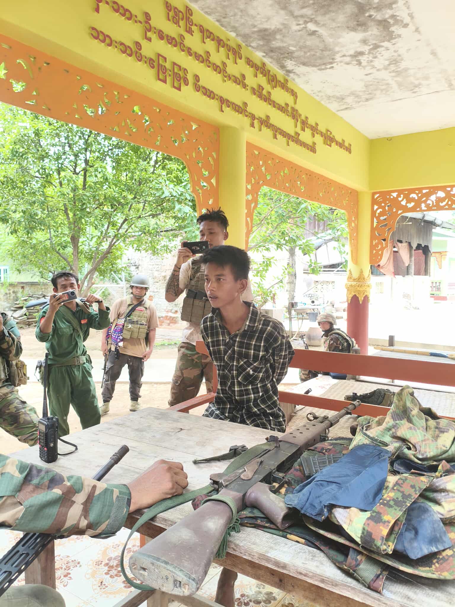 မုံရွာမြို့ နမခမှထွက်လာသော စစ်ကြောင်းကို တိုက်ခိုက်မှု စစ်သား ၄၀ ကျော်သေဆုံးပြီး ၁ ဦး အရှင် မိ (ရုပ်သံ)