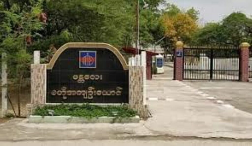 မန္တလေးမြို့ အိုးဘိုအကျဉ်းထောင် ဗုံးကြဲခံရပြီး နိုင်ငံရေး အကျဉ်းသား ၇ ဦး ပွဲချင်းပြီး သေဆုံး၊ စစ်တပ်က နိုင်ငံအရေးကျဉ်းသားများကို ယင်းဗုံးကြဲခံရမှုများဖြင့် စွပ်စွဲကာ ရိုက်နှက်နေ