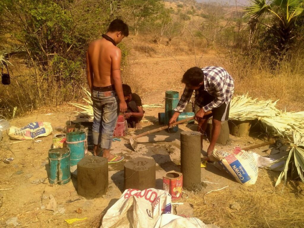 မုံရွာ -မန္တလေးလမ်းမပေါ်တွင် လည်ပတ်အနီဝတ်ဆင်ပြီး လုံခြုံရေးယူနေသော စစ်သားများကို မိုင်း ဆွဲတိုက်ခိုက်မှု စစ်သား ၂ ဦးသေဆုံး