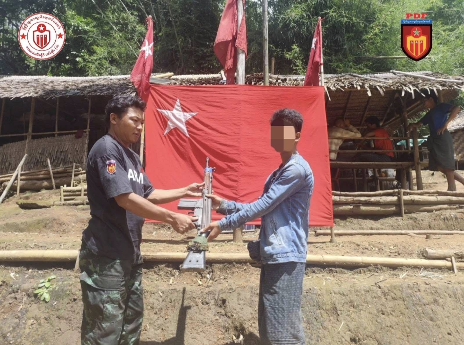 နတ်တလင်းမြို့နယ်၊ တောင်ညိုကွက်သစ်ရဲစခန်း၌ စစ်မှုထမ်းတပ်သားအဖြစ်ဖမ်းဆီးခံထားရသူ ကိုစိုင်းမြတ်ကိုက အတူနေ ရဲတစ်ဦးကို ဓားနဲ့ထိုးသတ်ပြီး လက် ၁ လက်နှင့်ခဲယမ်းပစ္စည်းများယူ ဆောင်ကာ အလင်းဝင်