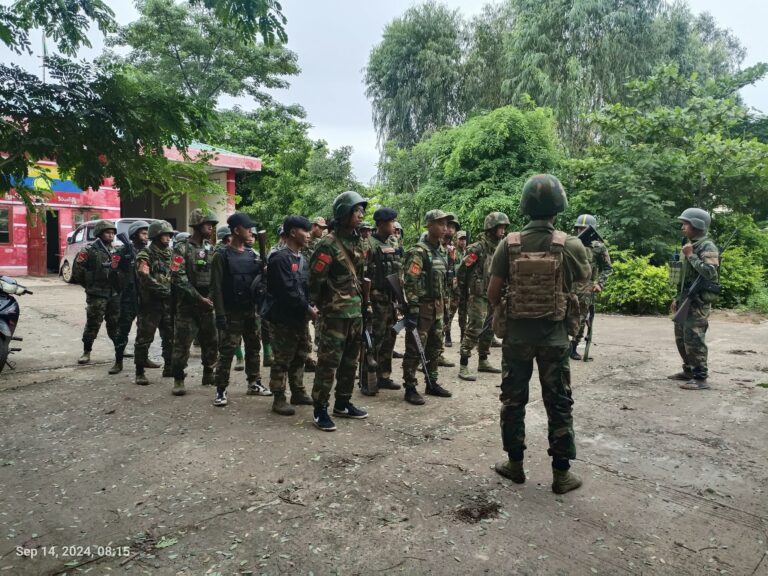 ဒီပဲယင်းမြို့နယ်တွင် Y-8 လေယာဉ်ဖြင့် ချပေးသည့် ပစ္စည်းထုပ်များကို လာရောက်ကောက်ယူသည့် စစ်သားများ တိုက်ခိုက်ခံရပြီး စစ်သား ၃ ဦး သေဆုံး (ရုပ်သံ)