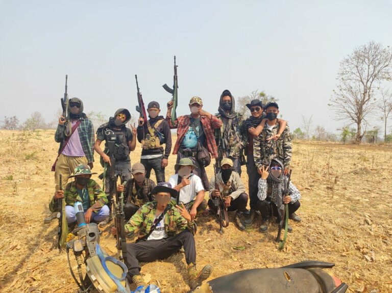 နတ်မောက်မြို့၊ ဟိန်းဆီဆိုင်အနီးတွင် စစ်မှုထမ်းစေခိုင်းရန် ပေါ်တာဆွဲဖမ်းဆီးနေသော စစ်သား၊ ပျူ များကို တိုက်ခိုက်မှု ၆ ဦးသေဆုံး