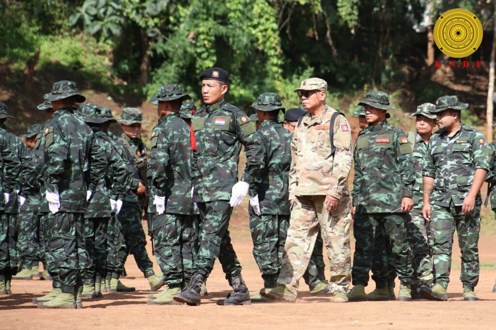 ဒီးမော့ဆို -ဖရူဆို လမ်းမကြီးတိုက်ပွဲများအတွင်း စစ်သား ၂၀ မှ ၅၀ ကြားသေဆုံးပြီး ကား ၂ စီးထက် မနည်းပျက်စီး၊ မိဘပြည်သူများအနေဖြင့် တော်လှန်ရေးတပ်ဖွဲ့များ၏ လမ်းညွှန်ချက်များကို လိုက်နာ ပေးကြပါရန် KNDF တိုက်တွန်း