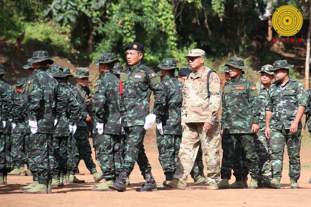 ဒီးမော့ဆို -ဖရူဆို လမ်းမကြီးတိုက်ပွဲများအတွင်း စစ်သား ၂၀ မှ ၅၀ ကြားသေဆုံးပြီး ကား ၂ စီးထက် မနည်းပျက်စီး၊ မိဘပြည်သူများအနေဖြင့် တော်လှန်ရေးတပ်ဖွဲ့များ၏ လမ်းညွှန်ချက်များကို လိုက်နာ ပေးကြပါရန် KNDF တိုက်တွန်း