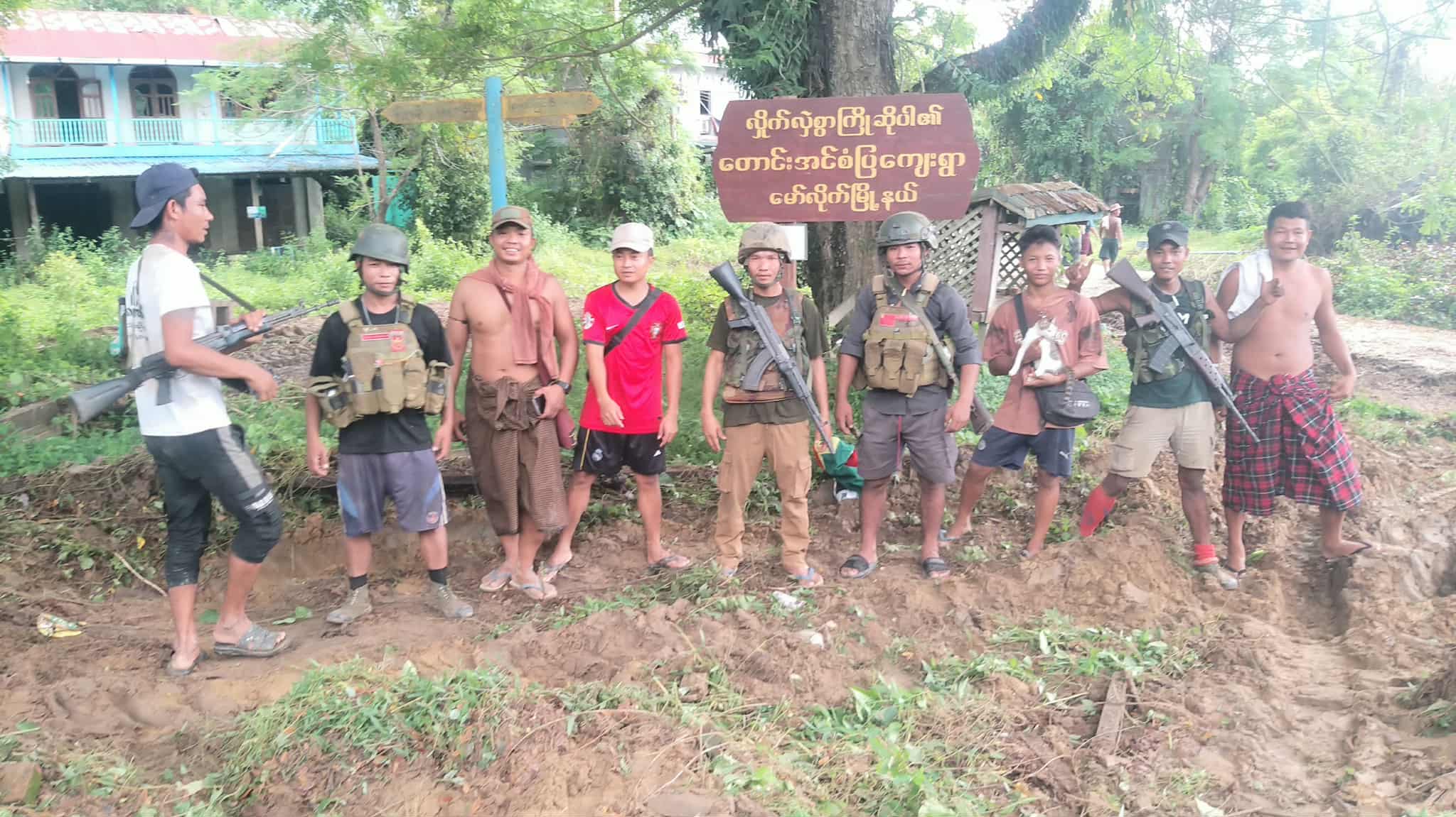 မော်လိုက်မြို့နယ်၊ တောင်းအင်စစ်တပ်စခန်းကို သေနတ်တစ်ချက်မှ မဖောက်ရပဲ သိမ်းပိုက်ရရှိ (ရုပ်သံ)