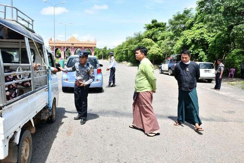 သုံးဆယ်မြို့နှင့်အုပ်ဖိုမြို့တို့တွင် အကြမ်းဖက်စစ်တပ်က လက်ဖက်ရည်ဆိုင်အတွင်းအထိ ဝင် ရောက်ပြီး ပေါ်တာဆွဲ ဖမ်းဆီး