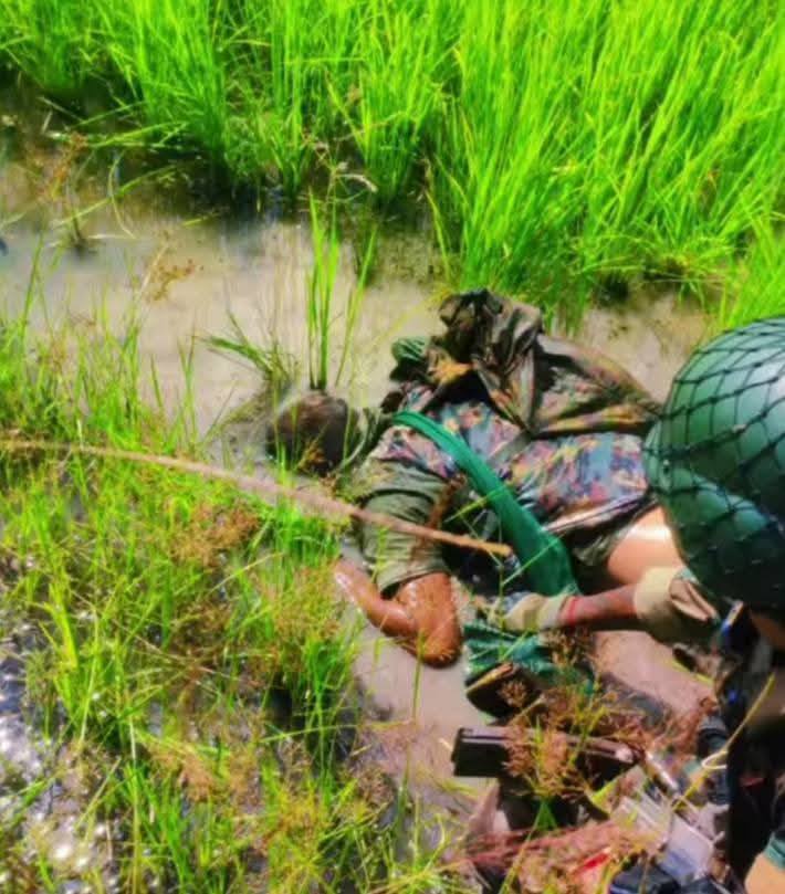 ခင်ဦးမြို့နယ်နှင့် ရွှေဘိုမြို့နယ်အစပ် တိုက်ပွဲအတွင်း သေဆုံးသွားသော ဒုဗိုလ်မှူးကြီးနှင့် ဗိုလ်ကြီး မင်းထက်အပါအဝင် စစ်သားအလောင်းများကို PDF တပ်ဖွဲ့က မြေမြှုပ်သင်္ဂြိုလ်