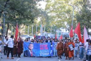 အမေရိကန်နိုင်ငံ၊ နယူးယောက်မြို့ရှိ ကုလသမဂ္ဂရုံးချုပ်အနီးတွင် သံအမတ်ကြီး ဦးကျော်မိုးထွန်းကို ကုလသမဂ္ဂတွင် ဆက်လက်တည်ရှိရေး ဆန္ဒထုတ်ဖော်