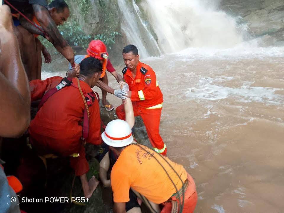 ပြင်ဦးလွင်မြို့နယ်၊ အုန်းချောရွာအနီး ၈ ရေတံခွန်၌ ရုရှားနိုင်ငံသားများအပါအဝင် ၅ ဦးရေထဲမျောပါ သွားပြီး အမျိုးသမီး ၂ ဦးသေဆုံး၊ ၂ ဦးပျောက်ဆုံးနေ၊ ရုရှားနိုင်ငံသားအမျိုးသားကို ကယ်တင်နိုင်ခဲ့