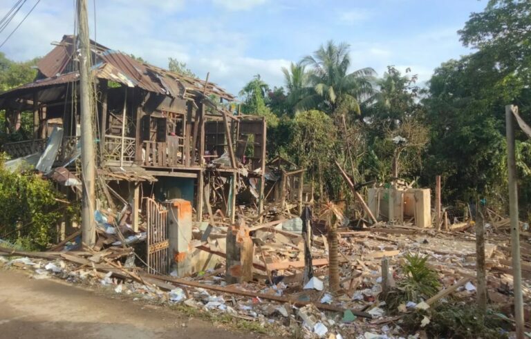 ရခိုင်ပြည်နယ်တွင် စစ်တပ်က ပြည်သူများကို ပစ်မှတ်ထားကာ လေကြောင်း၊ လက်နက်ကြီးဖြင့် တိုက်ခိုက်လျက်ရှိသောကြောင့် စစ်ရေးသတိရှိကြရန် AA သတိပေး