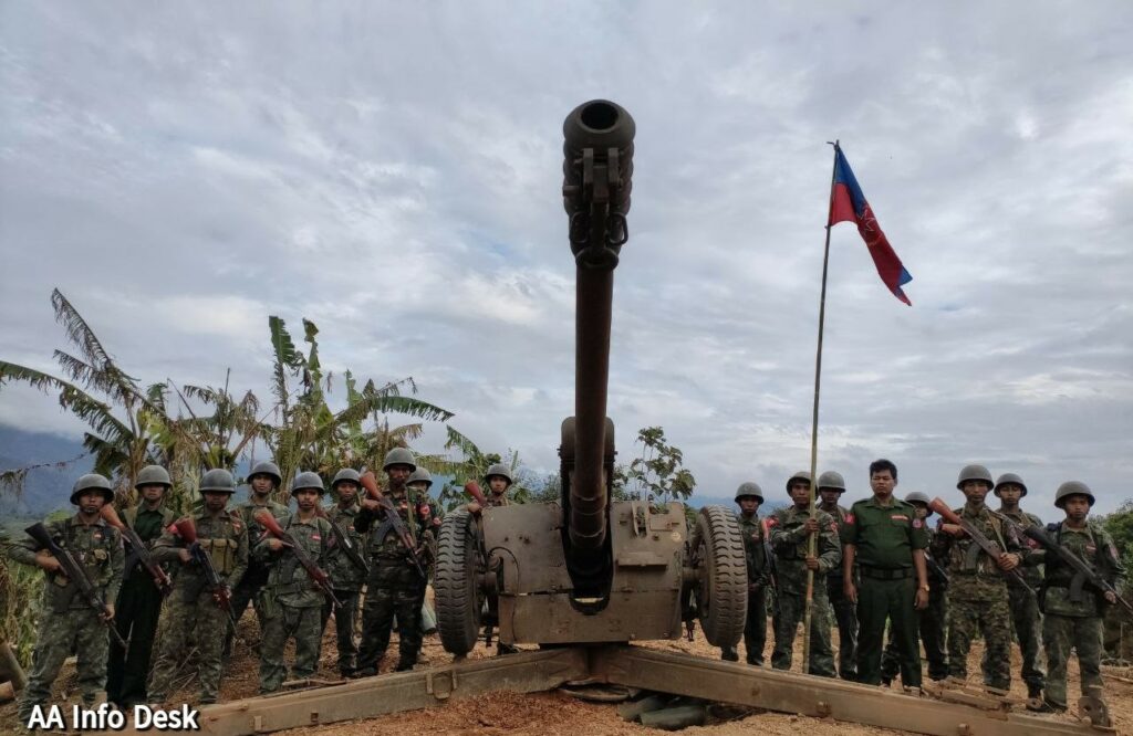 ရခိုင်ပြည်နယ်မြို့တော် စစ်တွေမြို့အနီးတွင် အကြမ်းဖက်စစ်တပ်နှင့် AA တပ်ဖွဲ့တို့ကြား လက်နက် ကြီး၊ ဒရုန်းတို့ဖြင့် အပြန်အလှန်ပစ်ခတ်နေ၊ ငဖဲမြို့နယ်၊ နတ်ရေကန်ဗျူဟာကုန်းစခန်းကိုလည်း အပြီးသတ်သိမ်းပိုက်ရရှိရန် အနည်းငယ်သာကျန်ရှိ