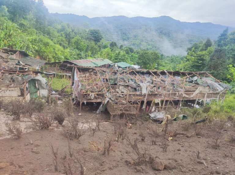 မိုးကုတ်မြို့နယ်၊ ညောင်ကုန်းအထက်ကျေးရွာကို စစ်တပ်က လေကြောင်းဖြင့် ဗုံးကြဲတိုက်ခိုက်မှု ကြက်ခြံတစ်ခြံ ပျက်စီး