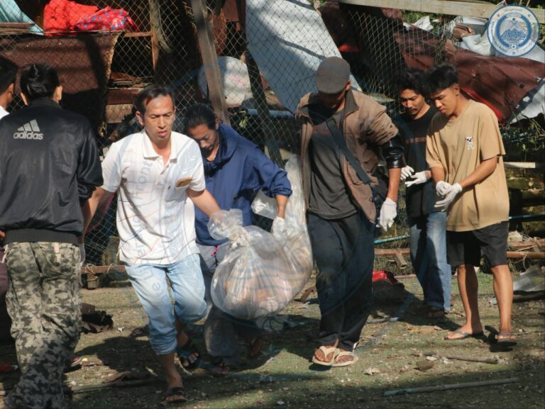 မိုးကုတ်မြို့ကို အကြမ်းစစ်ကောင်စီတပ်က ဂျက်ဖိုက်တာဖြင့် ဗုံးကြဲတိုက်ခိုက်မှု ကလေးငယ် ၃ ဦး သေဆုံး၊ ကလေးအပါအဝင် ပြည်သူ ၁၂ ဦး ဒဏ်ရာရ