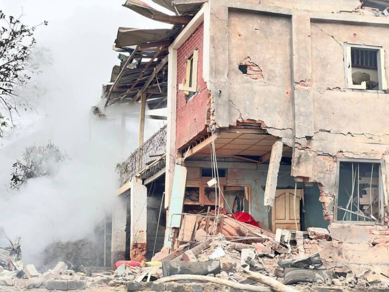 သီတင်းကျွတ်လပြည့်နေ့ဖြစ်သော်လည်း ဖက်ဆစ်စစ်တပ်က နမ္မတူမြို့ကို လေကြောင်းဖြင့် ဗုံးကြဲတို က်ခိုက်မှု နေအိမ် ၆ လုံးထက်မနည်းပျက်စီး