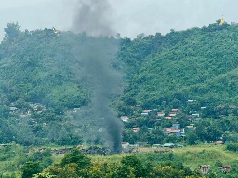 ဖားကန့်မြို့နယ်၊ ဆန်းကြွယ်ရွာအနီး ကုမ္ပဏီတစ်ခုမှ ဘက်ဟိုများကို စစ်တပ်က မီးရှို့နေ