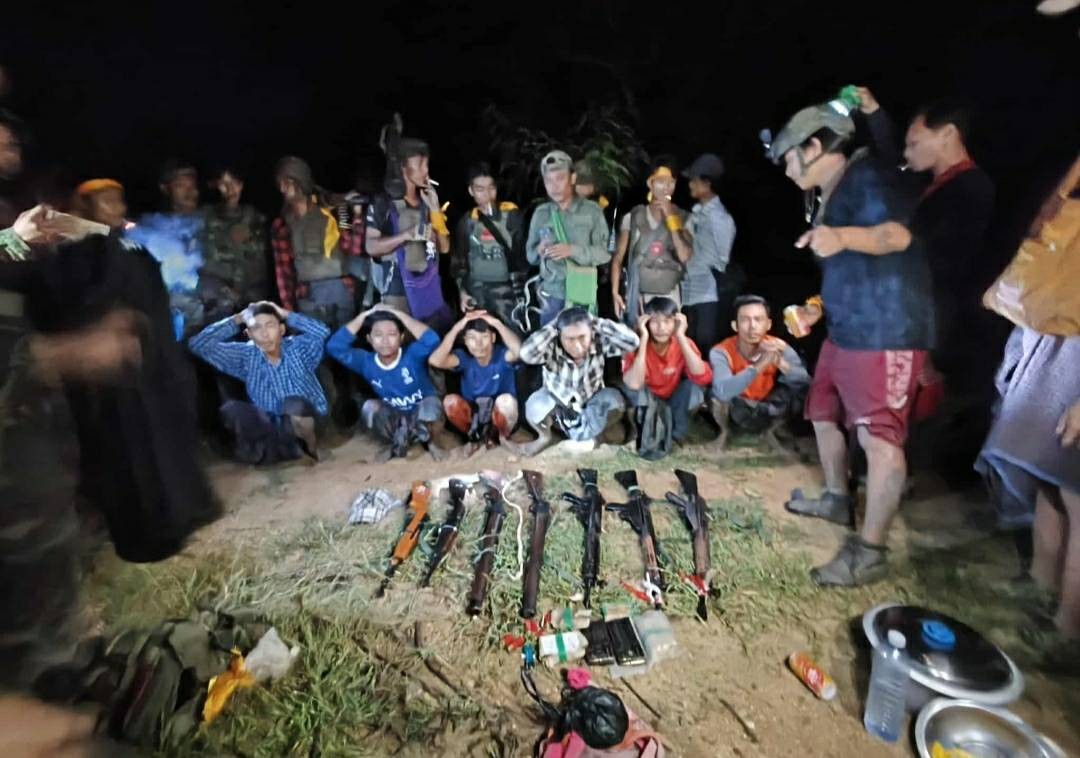 ကန့်ဘလူမြို့နယ်၊ အုန်းတောရွာ ပျူစောထီးကင်းစခန်းကို တိုက်ခိုက်သိမ်းပိုက်မှု ၂ ဦး သေဆုံးပြီး ၆ ဦးအရှင်ဖမ်းမိ (ရုပ်သံ)
