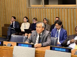 အကြမ်းဖက်စစ်အုပ်စုက အရပ်သားပြည်သူများ၊ ကလေးငယ်များအပါအဝင် ပြည်သူများကို လူသား ဒိုင်းကာအဖြစ် အသုံးပြုခြင်း၊ မိုင်းကွင်းများဖြတ်ခိုင်းခြင်းသည် ဂျနီဗာကွန်းရှင်းကို ချိုးဖောက်ခြင်းဖြစ် ကြောင်း ကုလသမဂ္ဂဆိုင်ရာ မြန်မာအမြဲတမ်းကိုယ်စားလှယ် သံအမတ်ကြီး ဦးကျော်မိုးထွန်း ထောက်ပြ