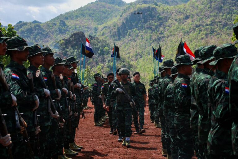 လွိုင်ကော်၊ ဒီးမော့ဆို၊ ဖရူဆိုနှင့်ဖယ်ခုံမြို့နယ်တို့တွင် နေ့စဉ်နီးပါး တိုက်ပွဲဖြစ်နေပြီး စစ်တပ်ဘက်မှ အရာရှိများအပါအဝင် စစ်သားအများအပြားသေဆုံး၊ စစ်တပ်စစ်ကြောင်းမှ စစ်သား ၃ ဦး လက်နက် ခဲယမ်းများနှင့်အတူ အလင်းဝင်