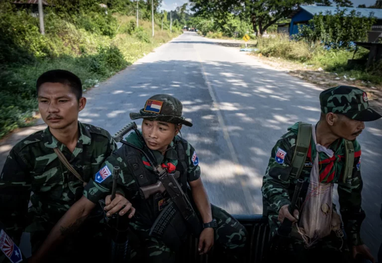 ကော့ကရိတ်မြို့နယ်၊ နောင်မိရွာအနီးတွင် တိုက်ပွဲဖြစ်ပြီး စစ်သား၊ DKBA၊ BGF တပ်သား ၃၀ ဝန်းကျင်သေဆုံးပြီး ၃ ဦးအရှင်မိ၊ အထိနာသောစစ်တပ်က နောင်မိရွာကို လက်နက်ကြီးများဖြင့် ပစ်ခတ်ဖျက်ဆီး