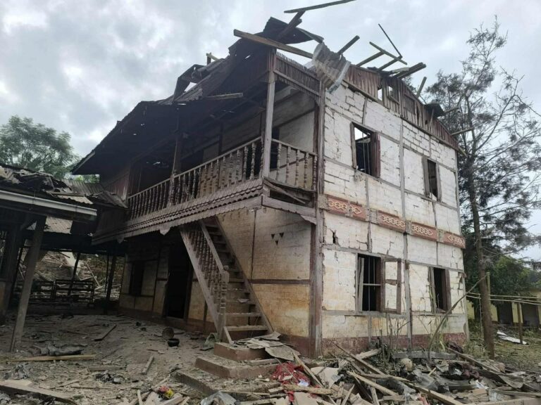 နမ္မတူမြို့ရှိ ပုဗ္ဗာရုံဘုန်းကြီးကျောင်းကို စစ်ကောင်စီတပ်က ဂျက်ဖိုက်တာဖြင့် ဗုံးကြဲတိုက်ခိုက်မှု ဘုန်း ကြီးကျောင်းပျက်စီး