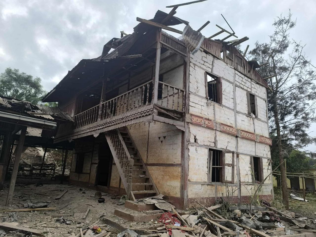 နမ္မတူမြို့ရှိ ပုဗ္ဗာရုံဘုန်းကြီးကျောင်းကို စစ်ကောင်စီတပ်က ဂျက်ဖိုက်တာဖြင့် ဗုံးကြဲတိုက်ခိုက်မှု ဘုန်း ကြီးကျောင်းပျက်စီး