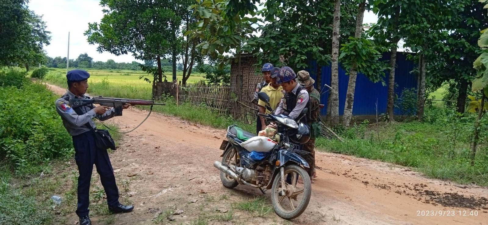 ပေါင်းတည်မြို့နယ်တွင် ဂိတ်ဖွင့်ဆက်ကြေးကောက်ရန်ထွက်လာသော ရဲများကို မိုင်းဆွဲတိုက်ခိုက်မှု ဒုရဲအုပ် အေးမင်းထွန်းအပါအဝင် ၂ ဦးအပြင်းအထန် ဒဏ်ရာရ