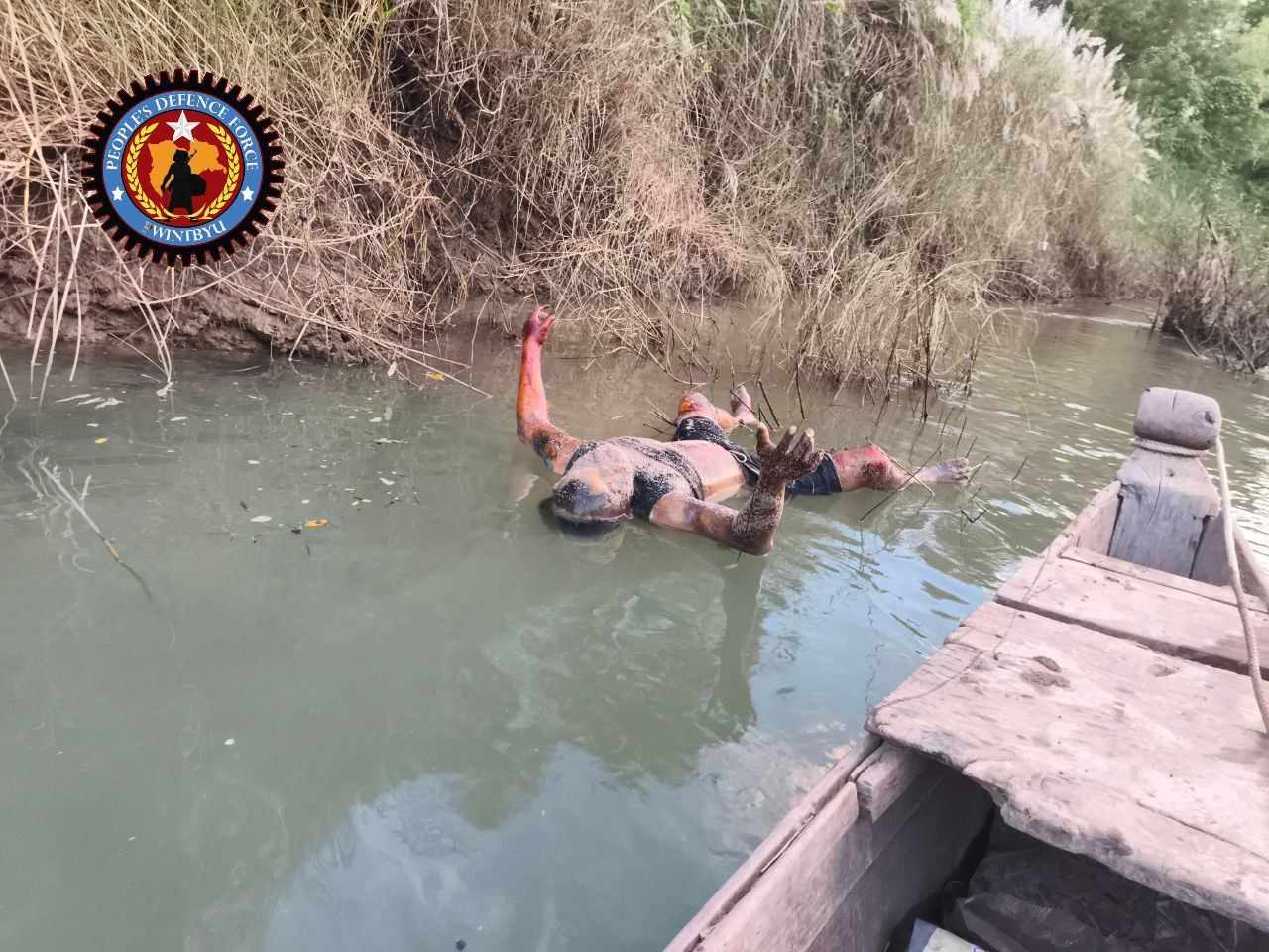 ပွင့်ဖြူမြို့နယ်၊ ဆည်တော်စစ်ဆေးရေးဂိတ်တိုက်ပွဲအတွင်းမှ သေဆုံးစစ်သား အလောင်း ၂ လောင်း မုန်းချောင်းထဲ၌ တွေ့ရှိ (ရုပ်သံ)
