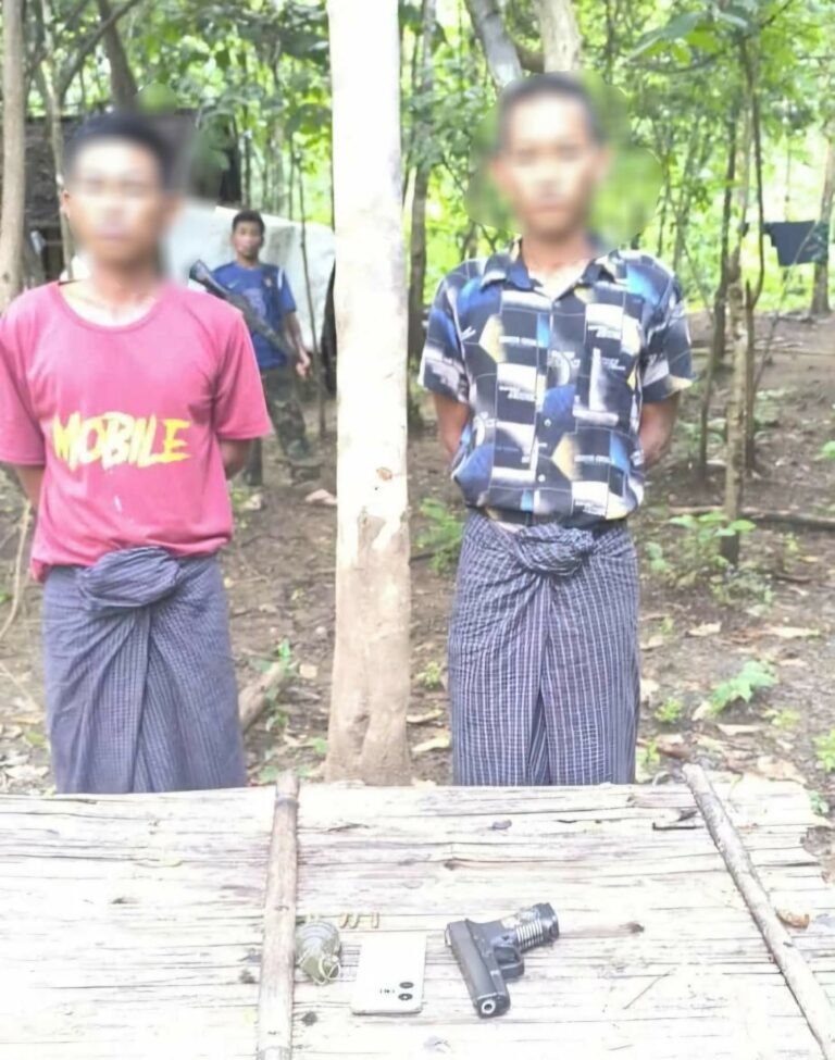 ဆောမြို့နှင့် ကျောက်ထုအမြောက်တပ်ထဲမှ ထွက်ပြေးလာပြီး ပြည်သူလူထုကို သေနတ် ပစ်ဖောက် ခြိမ်းခြောက်ကာ အရက်လုသောက်သည့် ဒုတပ်ကြပ် ၂ ဦးနှင့် သည့် တပ်ကြပ်ကြီး ၁ ဦးကို ဖမ်းမိ